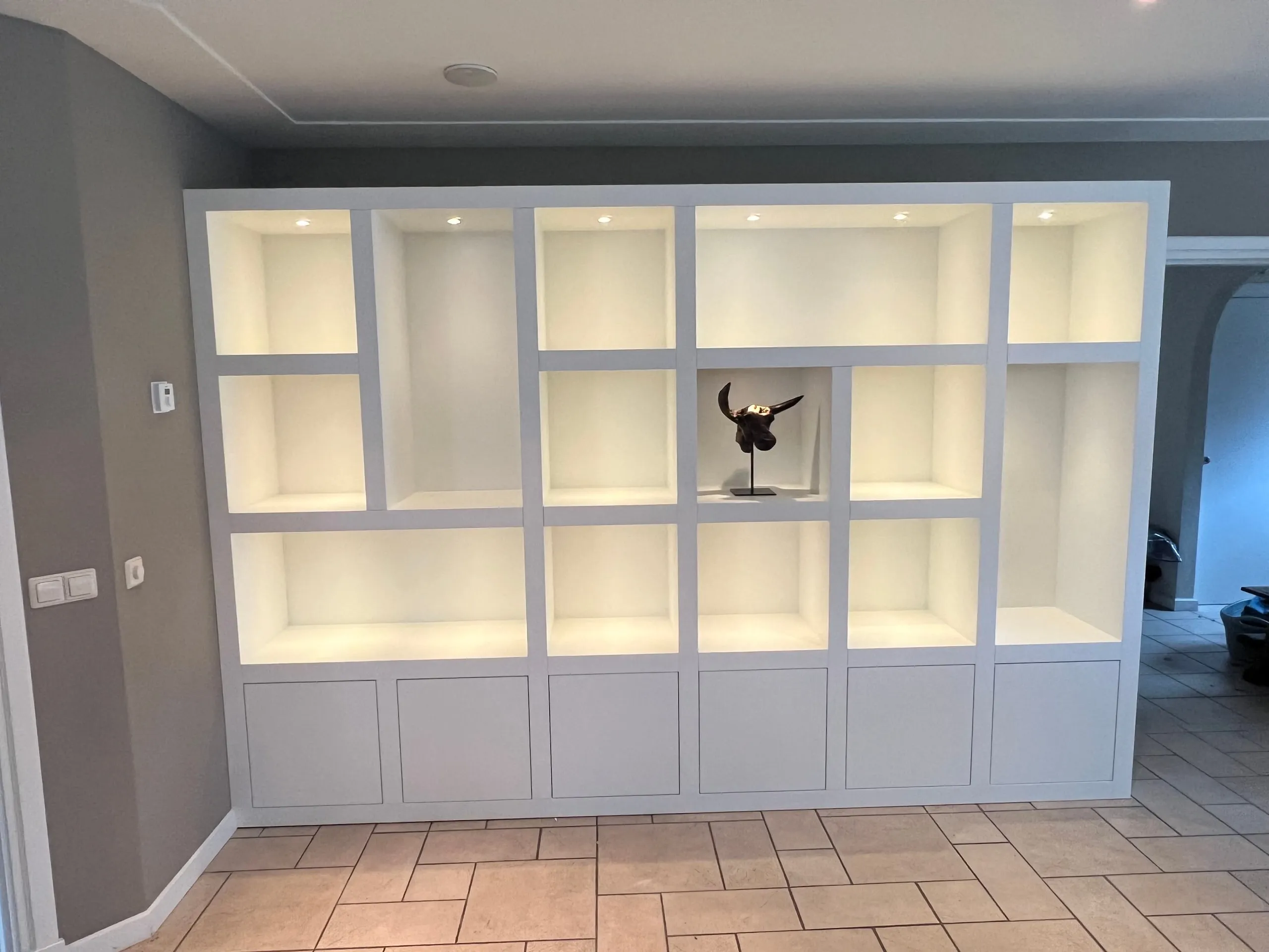 Witte maatwerk boekenkastwand met vakindeling