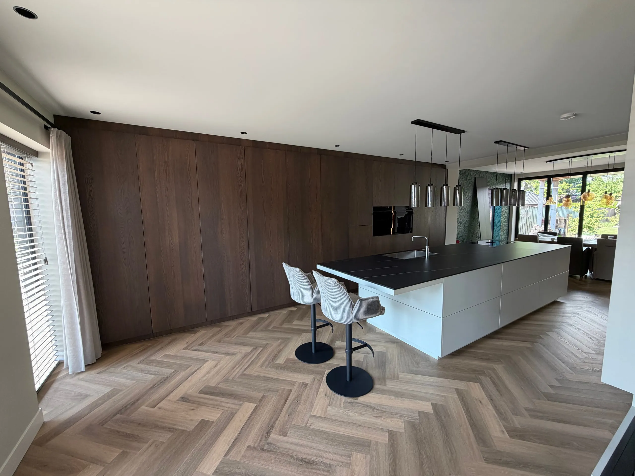 Maatwerk eiken keuken met kookeiland door Brands Interieurbouw