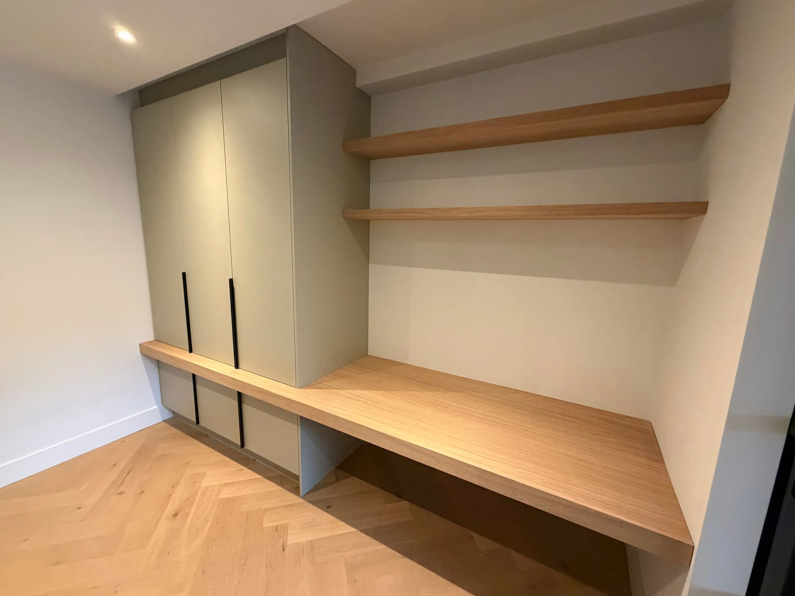 Bureauwand met open vakken