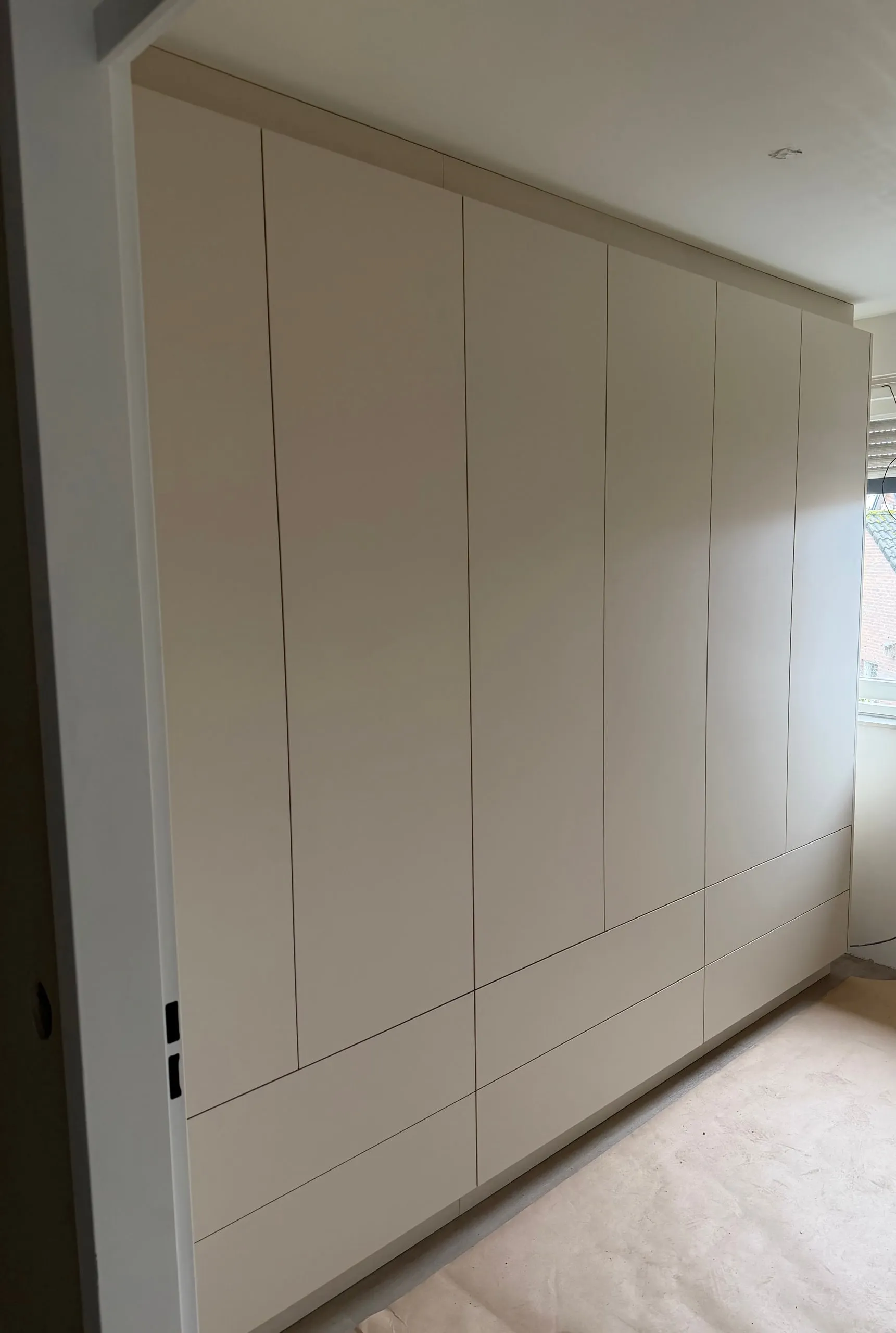 Strak afgewerkte maatwerk kastenwand